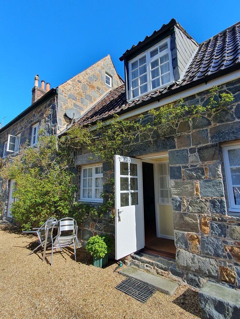 In so einem Häuschen wohnt Alice auf Guernsey Bild von einem Haus auf Guernsey